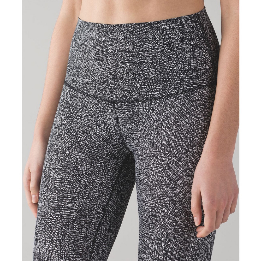 LULULEMON Wunder Under High Rise Crop Black Gray Print Luxtreme Size 4 EUC - Picture 2 of 7